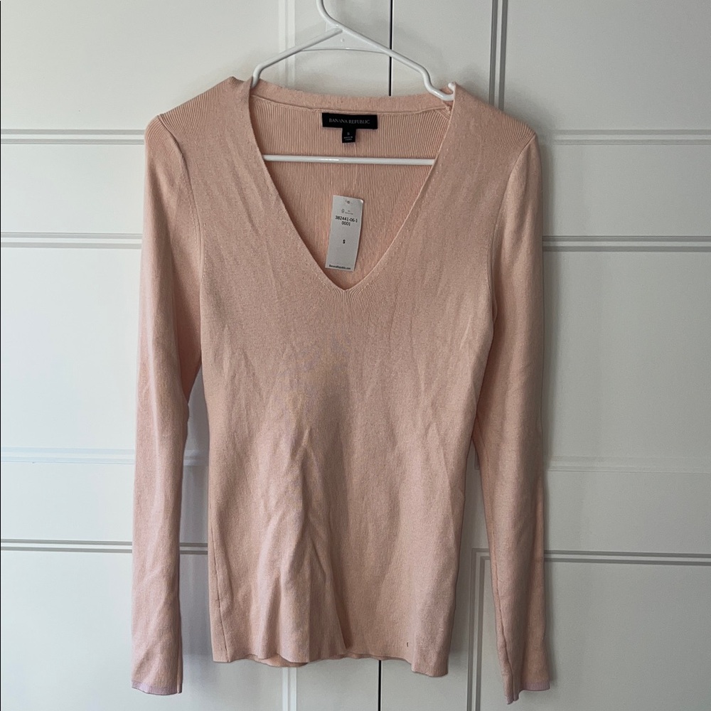 NWT Banana Republic Blush Long Sleeve V-Neck Top - Picture 2 of 5